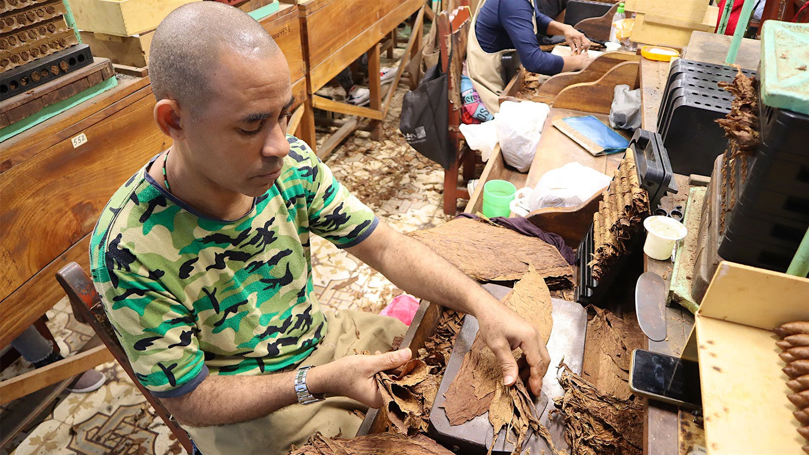 cuon la xi ga tai Nhà máy H. Upmann của Havana