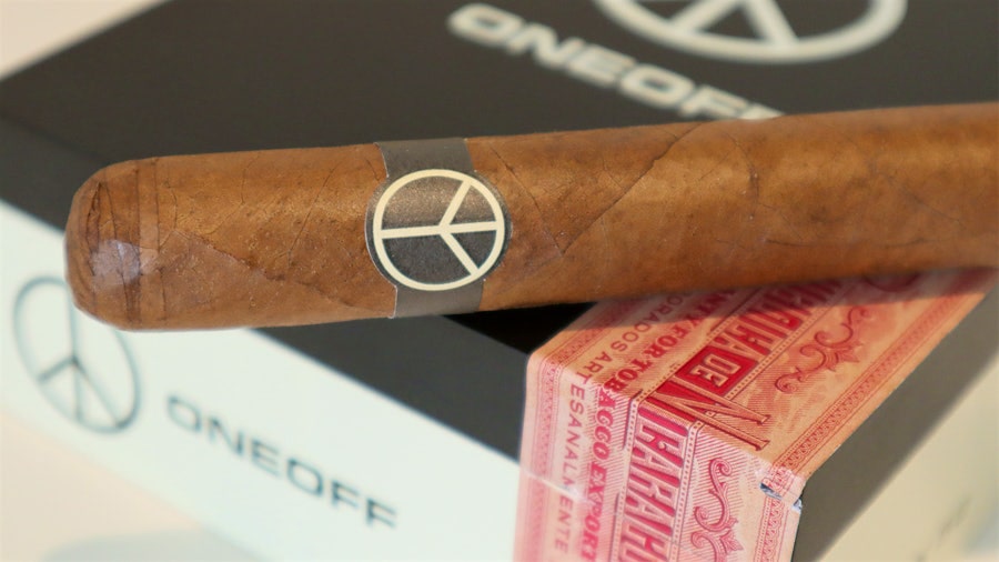 Dieu Xì Gà OneOff Black & Tan Toro