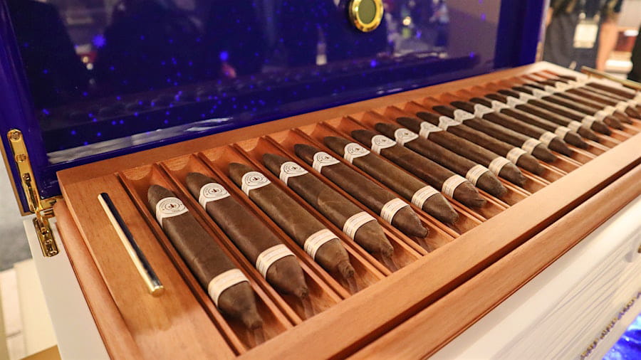 Chi tiết Hộp Giữ Ẩm Xì Gà Montecristo “Follow The Stars